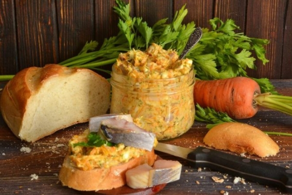 Паштет из сельди с морковью и маслом