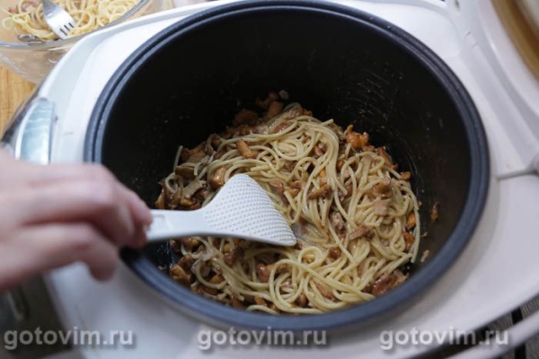 Паста карбонара с беконом и лисичками в мультиварке