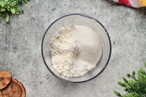 Пирог с клубникой, ревенем и посыпкой Пирог с клубникой, ревенем и посыпкой