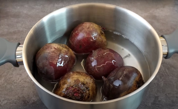 Простой и очень вкусный салат из свеклы. Рецепт из доступных продуктов