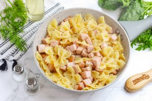 Макароны с колбасой на сковороде Макароны с колбасой на сковороде