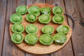 Зелёные пельмени со шпинатом Зелёные пельмени со шпинатом