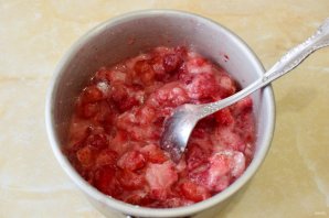 Медовик с клубникой и сметанным кремом Медовик с клубникой и сметанным кремом