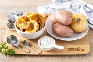 Лисички, запеченные в сметане с картофелем Лисички, запеченные в сметане с картофелем