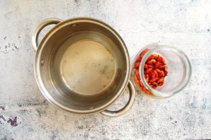 Компот из шиповника и черной смородины на зиму Компот из шиповника и черной смородины на зиму