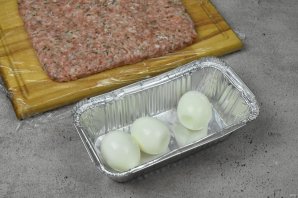 Мясной рулет с яйцом