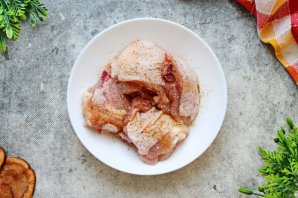 Тушеные куриные бедра Тушеные куриные бедра