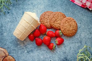 Десерт из мороженого с клубникой и печеньем