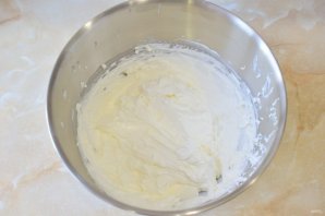 Медовик с клубникой и сметанным кремом Медовик с клубникой и сметанным кремом