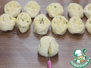 Слоеные пирожки с луком и картошкой