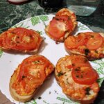 Самая ленивая пицца на батоне Самая ленивая пицца на батоне