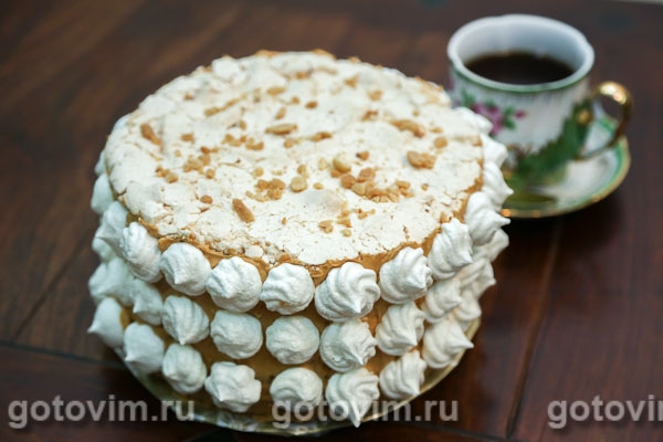 Шоколадный торт с безе и соленым арахисом