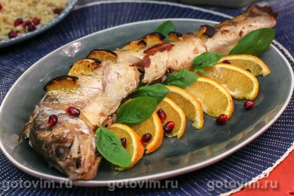 Судак с апельсинами, запеченный в пергаменте
