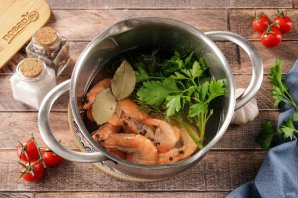 Салат "Цезарь" с креветками классический простой Салат "Цезарь" с креветками классический простой