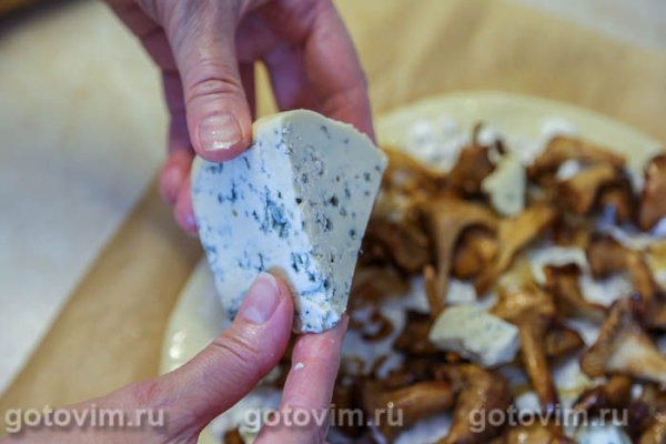 Пицца с лисичками и сыром с голубой плесенью