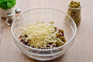 Салат "Виолетта" со свеклой и солеными огурцами Салат "Виолетта" со свеклой и солеными огурцами