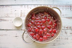 Рубиновое варенье из клубники Рубиновое варенье из клубники