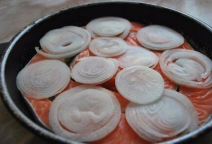 Филе семги с картофелем под сметанным соусом в духовке Филе семги с картофелем под сметанным соусом в духовке