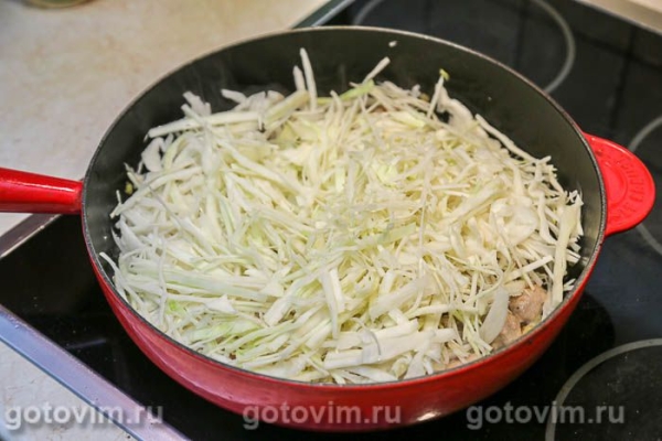 Тушеная капуста с томатной пастой и колбасками Тушеная капуста с томатной пастой и колбасками