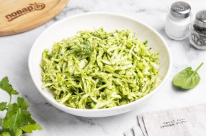 Салат из капусты с зеленой заправкой Салат из капусты с зеленой заправкой