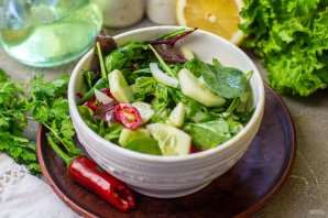 Огурцы с зеленым салатом Огурцы с зеленым салатом