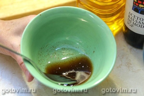 Салат из соленой клубники и огурцов