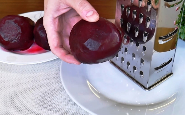 Идеальный салат для занятых: простое сочетание свеклы и солёных огурцов, которое вас удивит своей сытностью и вкусом Идеальный салат для занятых: простое сочетание свеклы и солёных огурцов, которое вас удивит своей сытностью и вкусом