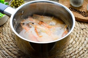 Салат "Оливье" с креветками Салат "Оливье" с креветками