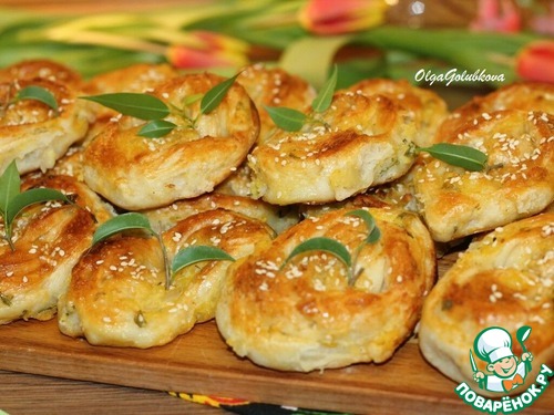 Слоеные пирожки с луком и картошкой