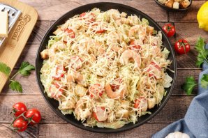 Салат "Цезарь" с креветками классический простой Салат "Цезарь" с креветками классический простой