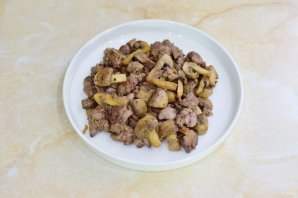 Теплый салат с печенью и грибами Теплый салат с печенью и грибами