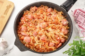Тушеная капуста с сосисками Тушеная капуста с сосисками