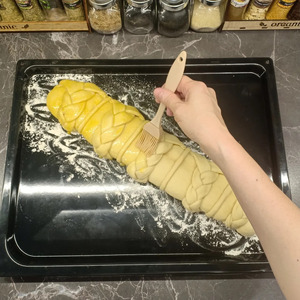 Рулет на дрожжевом тесте с творогом