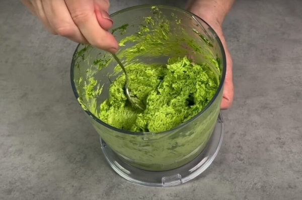 Простая вкусная паста из зеленого лука: хранится до 1 года. Даже не думала, что буду делать такие заготовки на зиму Простая вкусная паста из зеленого лука: хранится до 1 года. Даже не думала, что буду делать такие заготовки на зиму