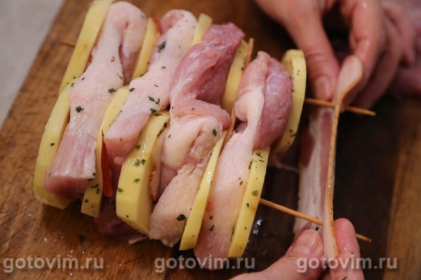 Свинина с картофелем и беконом на шпажках, запеченная в духовке