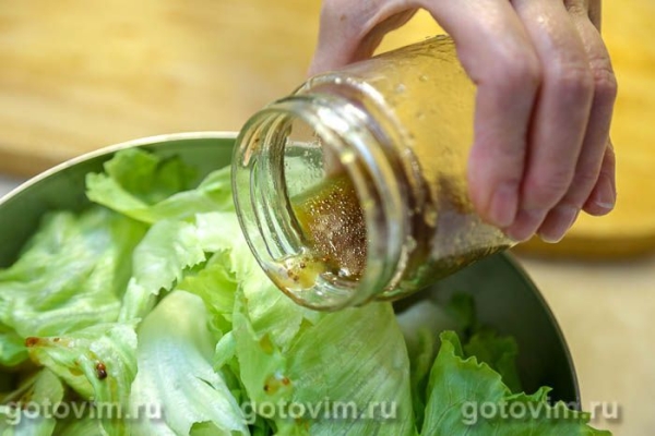 Теплый салат из лисичек с копченной курицей и овощами Теплый салат из лисичек с копченной курицей и овощами