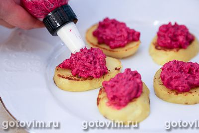 Тартинки из картофеля с соленой сельдью и свеклой Тартинки из картофеля с соленой сельдью и свеклой