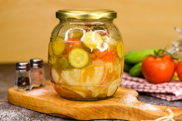 Салат из огурцов и помидоров на зиму Салат из огурцов и помидоров на зиму