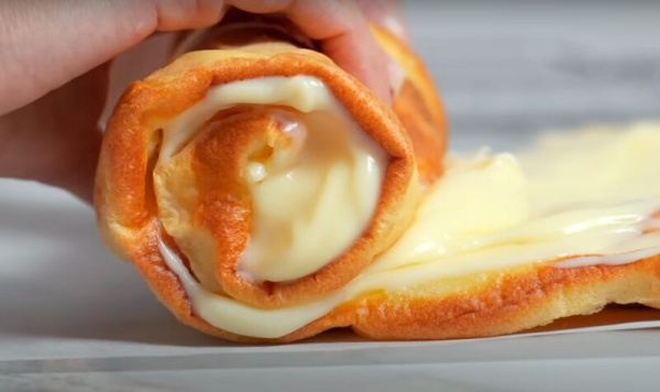 Просто выливаю тесто на противень. Проще рецепта не придумаешь: вкусный рулет с заварным кремом Просто выливаю тесто на противень. Проще рецепта не придумаешь: вкусный рулет с заварным кремом