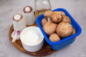 Шампиньоны в сметане с чесноком на сковороде Шампиньоны в сметане с чесноком на сковороде