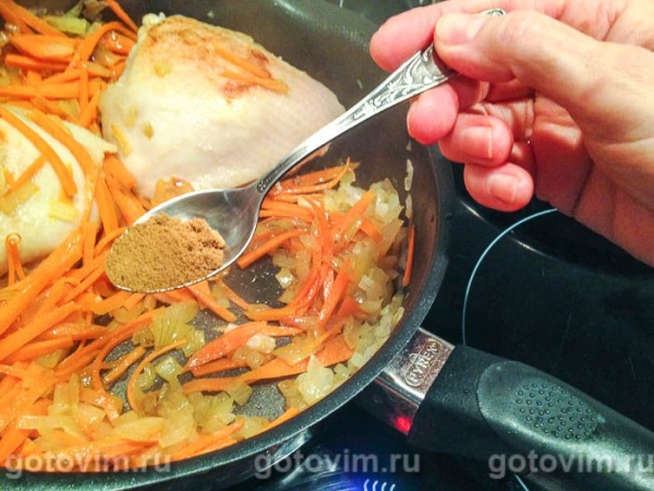 Курица с рисом и арахисом на сковородке в азиатском стиле