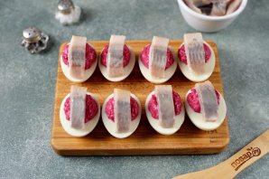 Яйца с сельдью и свеклой на новогодний стол Яйца с сельдью и свеклой на новогодний стол