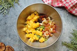 Салат с физалисом