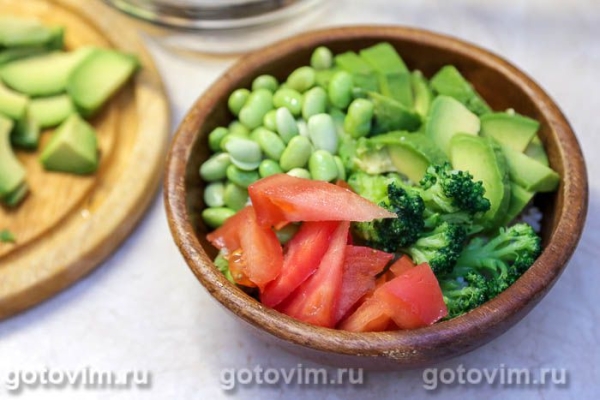 Поке-боул с бобами эдамаме, брокколи и авокадо Поке-боул с бобами эдамаме, брокколи и авокадо