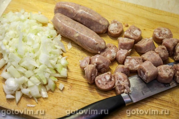 Тушеная капуста с томатной пастой и колбасками Тушеная капуста с томатной пастой и колбасками