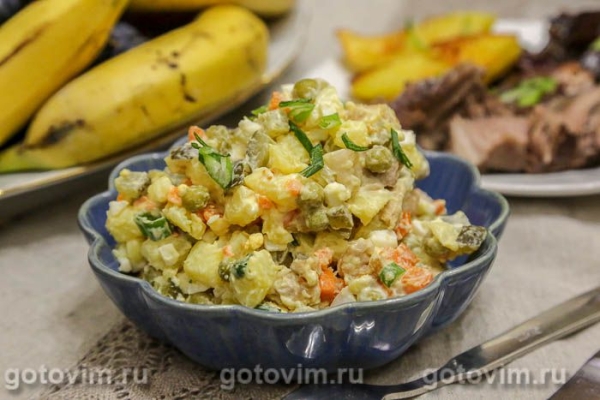 Салат Оливье с жареной свининой