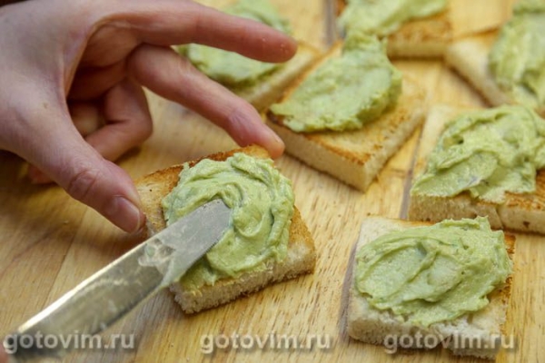 Закуска из авокадо со сливочным маслом и красной икрой