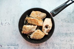 Пикша с луком Пикша с луком