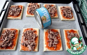 Слойки с консервированным тунцом