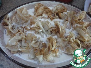 Блинная запеканка с творогом и вишней